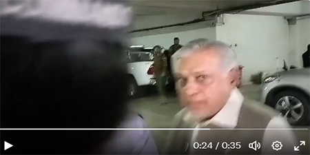Ishaq Dar loses his temper and confronts journalist