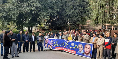 Journalists rally to condemn attack on Dawn