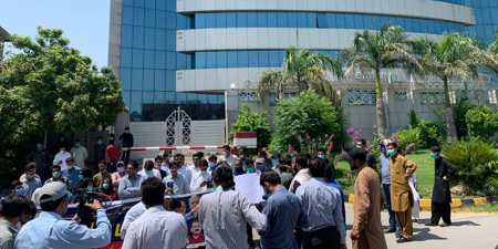 PEMRA guards open fire as journalists protest suspension of 24 News transmission