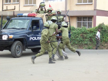 Journalist confronts Tanzania police, dies