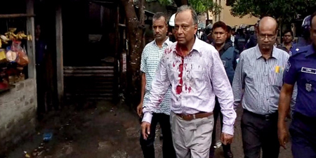 Editor attacked by pro-government mob in Bangladesh