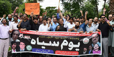 Journalists hold protests to denounce censorship