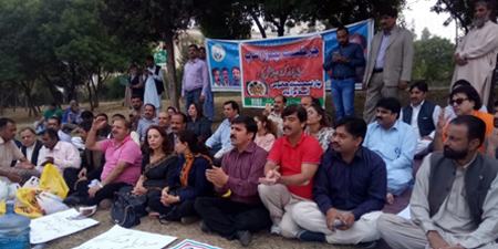Journalists stay put in front of Parliament House to protest layoffs