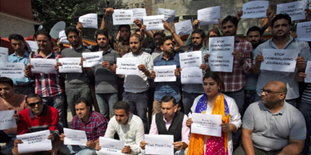 Kashmiri journalists stage protest against 'media gag'