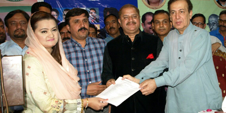 Minister hands over wage board notification to PFUJ leaders