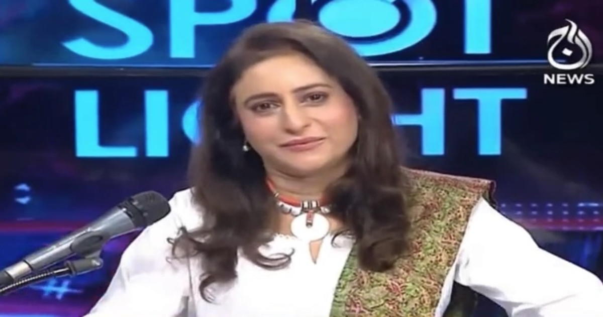 Munizae Jahangir bids farewell to Aaj News after 11 years