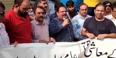 Protesting media workers lock up offices of Dunya Group