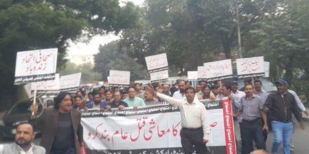Protesting journalists call on Dunya News CEO to honor his promise