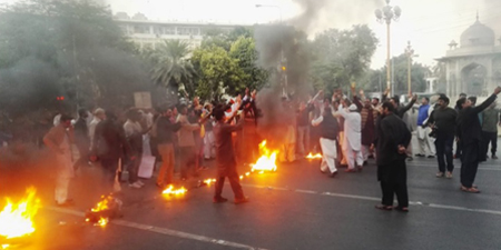 Protesting Lahore journalists block Mall Road 