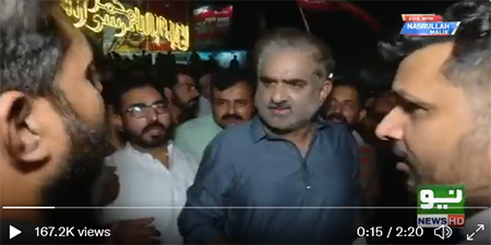PTI protesters misbehave with journalist Nasrullah Malik