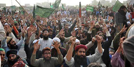 Religious protesters attack Dawn and Jang photojournalists