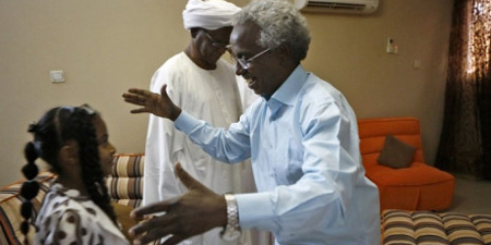  Sudan frees editor held for criticizing emergency rule