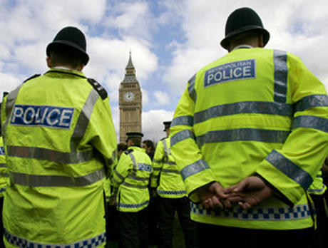 UK police arrest journo in phone hacking probe